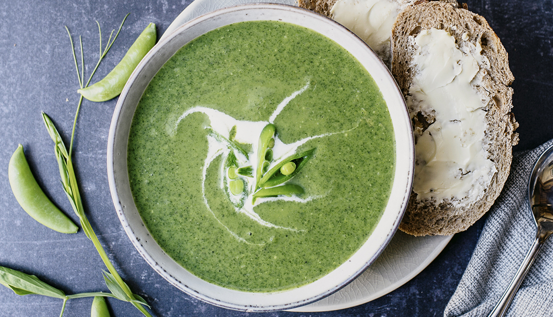 Green pea soup with brown bread